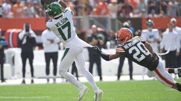 Jets' WR Garrett Wilson makes a catch against Cleveland